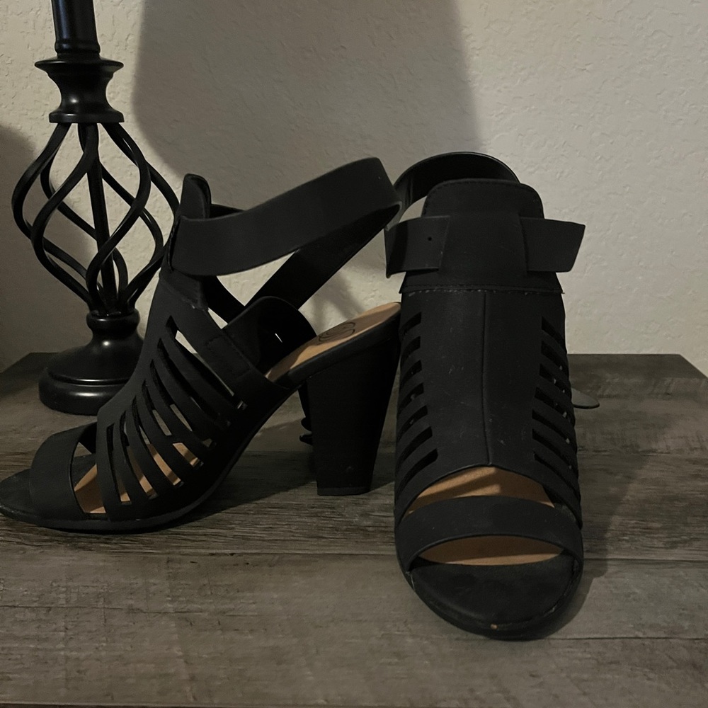 Delicious brand black heels size 7 1/2